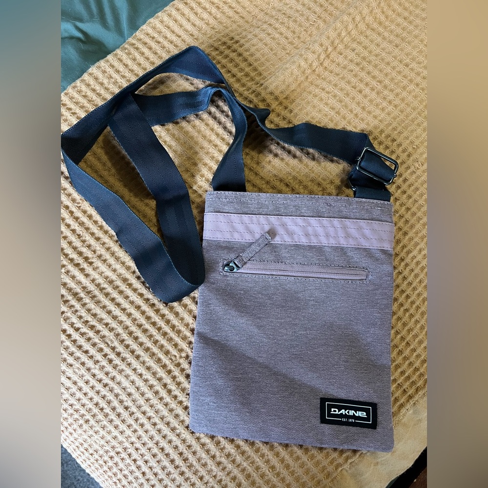 Dakine cross-body